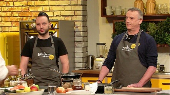 Tim und Stefan Florian stehen an der Küchenzeile. © Screenshot 