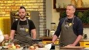 Tim und Stefan Florian stehen an der Küchenzeile. © Screenshot 