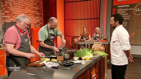 Volker und Jan Delsing kochen. © Screenshot 