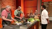 Volker und Jan Delsing kochen. © Screenshot 