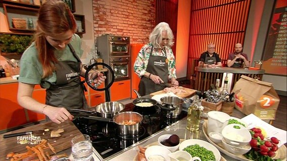 Sabrina und Karin Delsing kochen. © Screenshot 