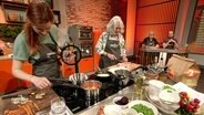 Sabrina und Karin Delsing kochen. © Screenshot 