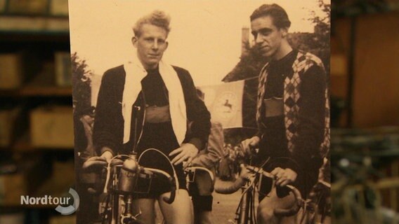 Eine historische Aufnahme zweier Radfahrer. © Screenshot 