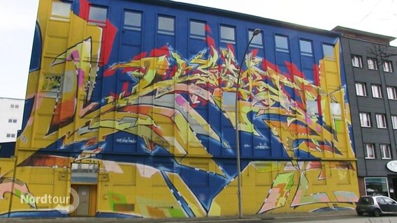 Eine bunt bemalte Fassade. © Screenshot 
