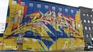Eine bunt bemalte Fassade. © Screenshot 
