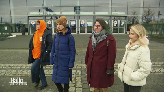 Vier Frauen stehen nebeneinander. © Screenshot 