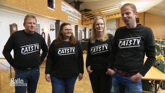 Vier Personen stehen nebeneinander - alle im Shirt mit der Aufschrift Cats TV. © Screenshot 