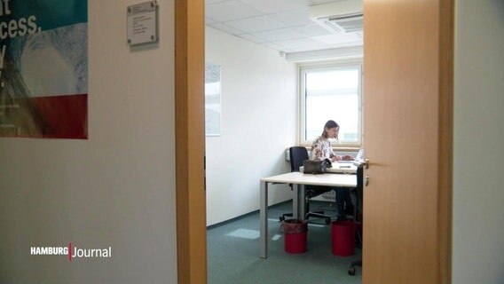 Eine Frau sitzt in einem Büro. © Screenshot 