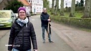 Eine Frau läuft auf die Kamera zu. © Screenshot 