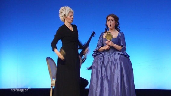 Opernszene mit zwei Sängerinnen. © Screenshot 