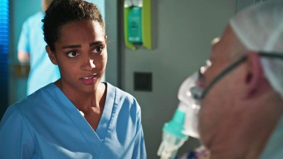 Emma Jahn (Elisa Afie Agbaglah) spricht mit einem Patienten. © Screenshot 