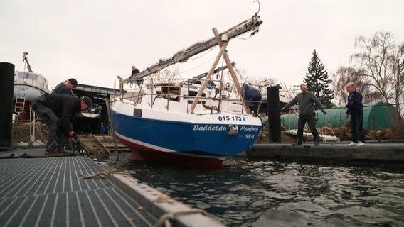 Ein Segelboot wird zu Wasser gelassen. © Screenshot 