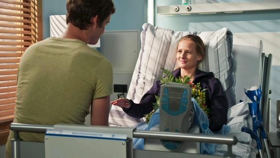 Eine Patientin bekommt Blumen. © Screenshot 