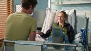 Eine Patientin bekommt Blumen. © Screenshot 