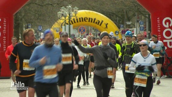 Marathon-Läufer laufen durch Hannover. © Screenshot 