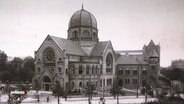 Ein historisches schwarz-weiss Bild der Bornplatzsynagoge. © Screenshot 