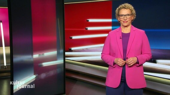 Julia Westlake moderiert das Kulturjournal © Screenshot 