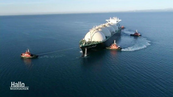 Auf dem Meer fährt ein Frachter mit mehreren kuppelförmigen Tanks. © Screenshot 