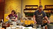 Renate und Günter Zimmermann kochen. © Screenshot 