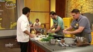 Ali und Günter Zimmermann kochen. Steffen Henssler schaut zu. © Screenshot 