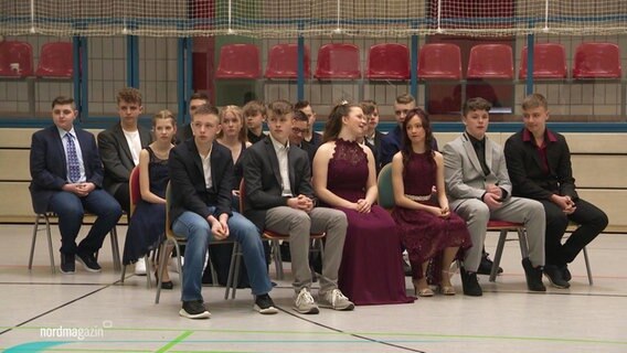 Jugendliche bei einer Jugendweihe in einer Turnhalle. © Screenshot 