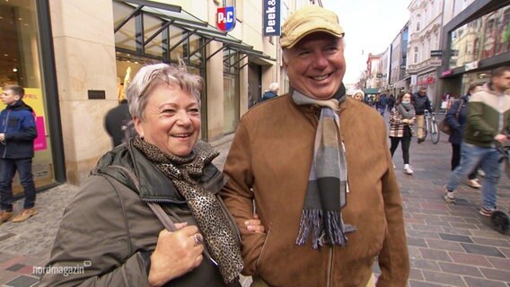 Ein älteres Ehepaar in der Rostocker Fußgängerzone. © Screenshot 