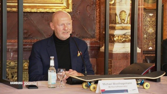 Hamburgs Wirtschaftssenator Michael Westhagemann spricht bei einer Landespressekonferenz im Hamburger Rathaus. © Screenshot 
