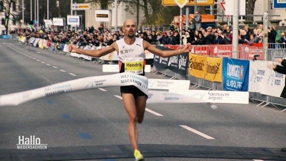 Ein Marathonläufer beim Zieleinlauf. © Screenshot 