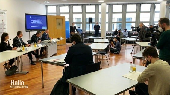 Eine Pressekonferenz des Landeskriminalamts Rheinland-Pfalz. © Screenshot 