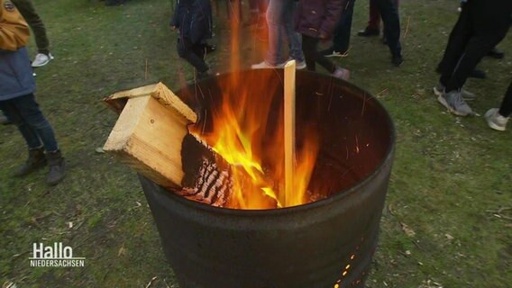 Osterfeuer in der Tonne. © Screenshot 