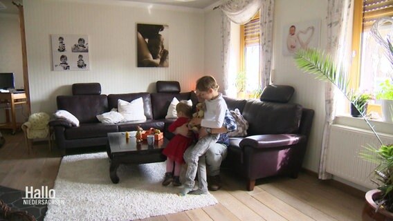 Zwei Kinder mit ihrem Vater. © Screenshot 