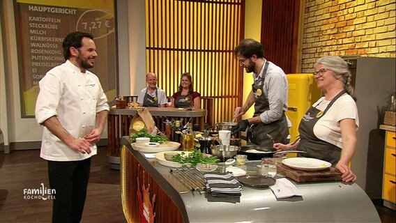 Steffen Henssler steht an der Kochinsel von Familie Bonetti. © Screenshot 