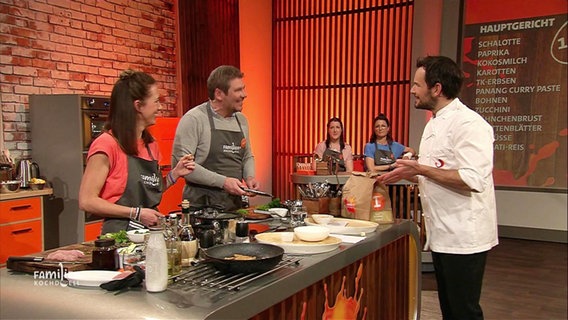 Steffen Henssler steht bei Familie Hitzler an der Kochinsel. © Screenshot 
