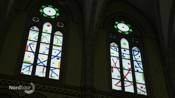 Moderne Kirchenfenster in Hamburg. © Screenshot 
