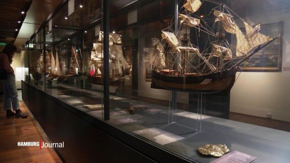 Modelle von Segelschiffen In einer Museumsvitrine © Screenshot 
