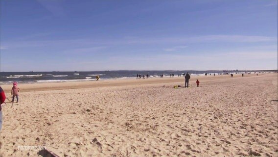 Ein Strand an der Ostsee mit Urlaubern. © Screenshot 