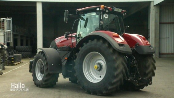 Ein Traktor steht auf einem Hof. © Screenshot 