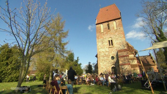 Der Turm der Feldstein Kirche in Recknitz. © Screenshot 