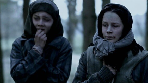 Filmszene aus "Die Kinder von Blankenese" Tamar Landau (re., gespielt von Rosa Lenz) läuft den Todesmarsch nach Bergen-Belsen. © Screenshot 