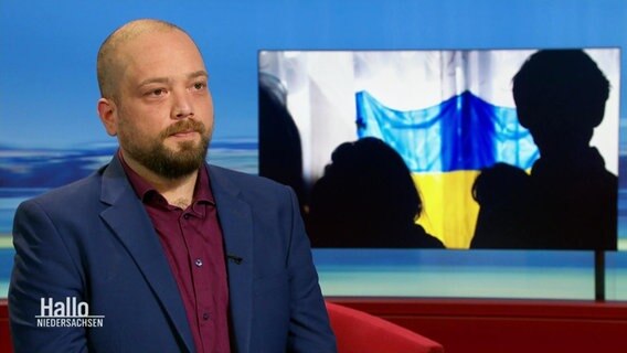 Muzaffer Öztürkyilmaz vom Flüchtlingsrat Niedersachsen im Gespräch mit Moderator Jan Starkebaum. © Screenshot 