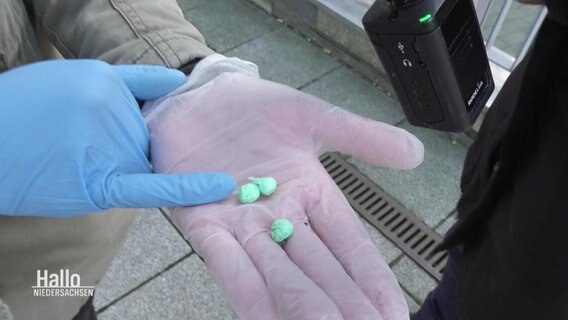 Drogen liegen in der Hand einer Ermittlerin. © Screenshot 