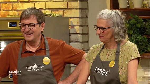 Ein Mann und eine Frau in Kochschürzen © Screenshot 
