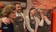 Drei Frauen und ein Mann in Kochschürzen © Screenshot 