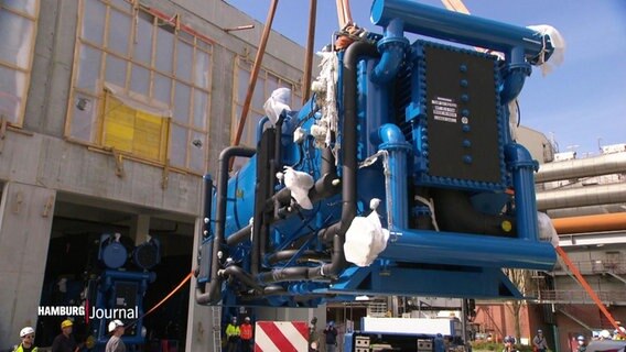 Eine Wärmepumpenanlage wird in die Müllverbrennungsanlage Borsigstraße geliefert. © Screenshot 