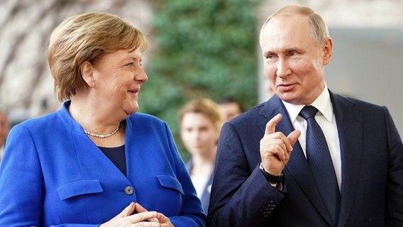 Ex-Bundeskanzlerin Angela Merkel und Russlands Präsident Wladimir Putin.  