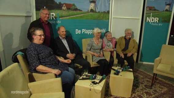 Die Akteuere von Plappermoehl sitzen auf der Bühne. © Screenshot 