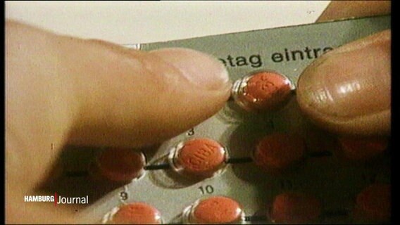 Archivmaterial: Finger drücken eine rote Pille aus einer Blisterpackung. © Screenshot 