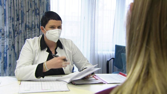 Chefärztin Dr. Jördis Frommhold im Gespräch mit einer Long Covid Patientin. © Screenshot 