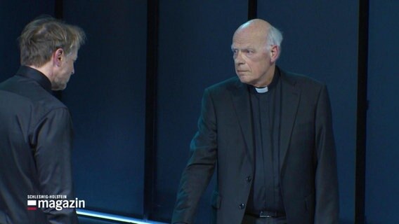 Landesbischof Gerhard Ulrich als Pastor in der Inszenierung von "Don Karlos" am Theater Kiel. © Screenshot 