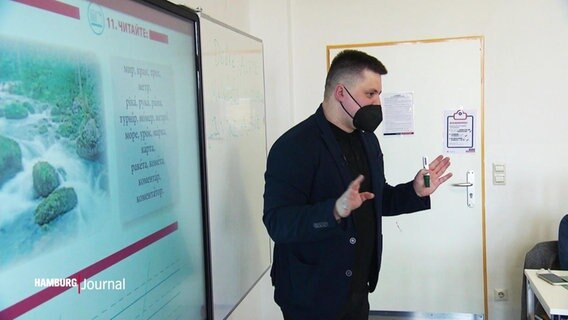 Ein Mann lehrt Ukrainisch in einem Klassenraum. © Screenshot 